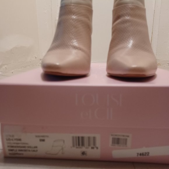 Louise et Cie Lydie Genuine Leather Powder/Sand Color Bootie Size 8M - Picture 3 of 7